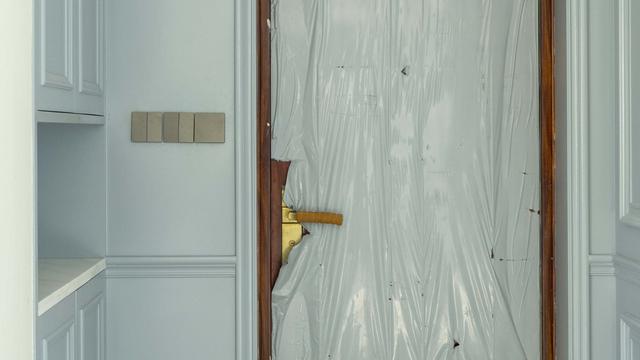 我家阳台门门套出问题了包好后和瓷砖中间有1厘米缝隙