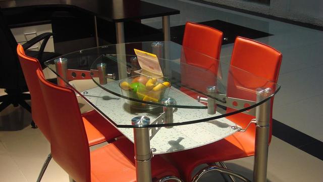 大理石餐桌和钢化玻璃餐桌那个好